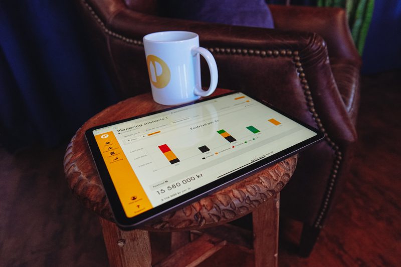 Planima på iPad på kaffebord med digital underhållsplan på skärmen